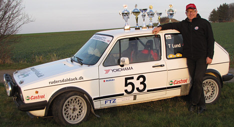 Lund med sin Golf GTI fra 1978 og høsten af pokaler i historisk rally 2009.